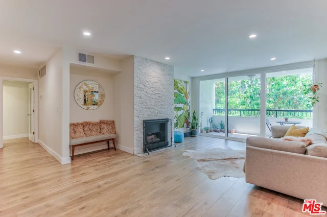 906 Doheny #215, West Hollywood, CA 90069