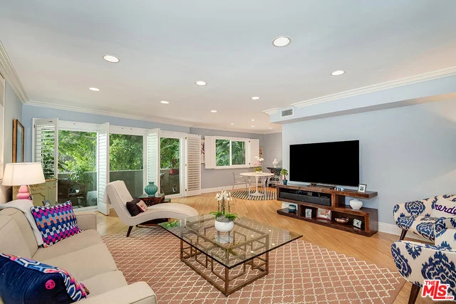 8963 Burton #203, Los Angeles, CA 90048