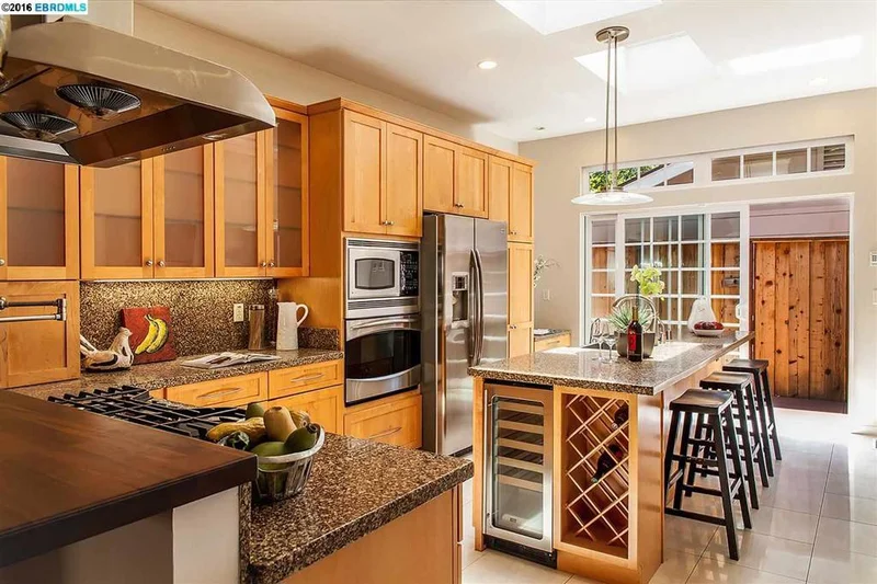 30 Biehs Ct, Oakland, CA 94618