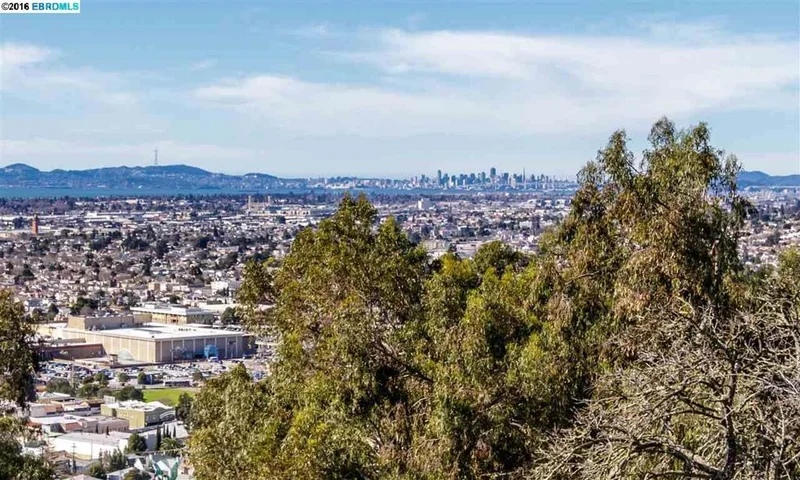 7749 Sunkist Dr, Oakland, CA 94605