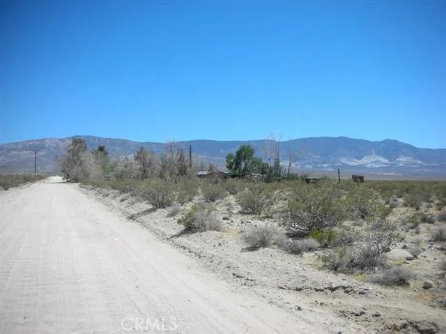 8696 Santa Fe Fire Rd, Lucerne Valley, CA 92356