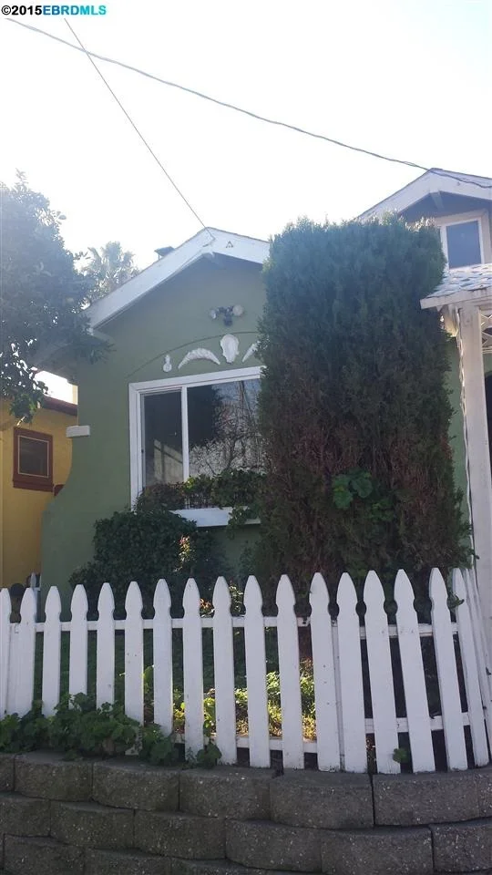 616 12th St, Pittsburg, CA 94565-2707