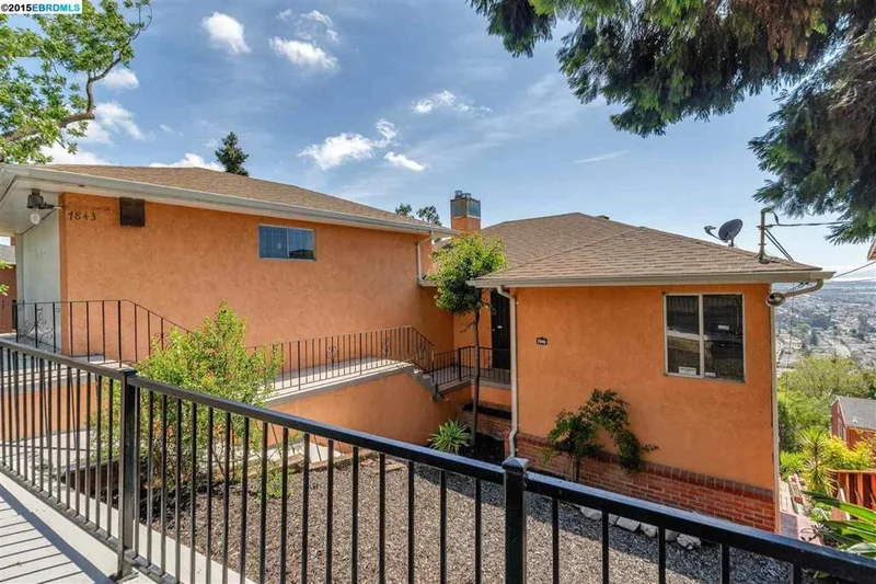 7843 Sunkist Dr, Oakland, CA 94605