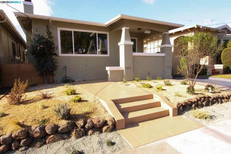 6157 Shattuck Ave, Oakland, CA 94609-1242