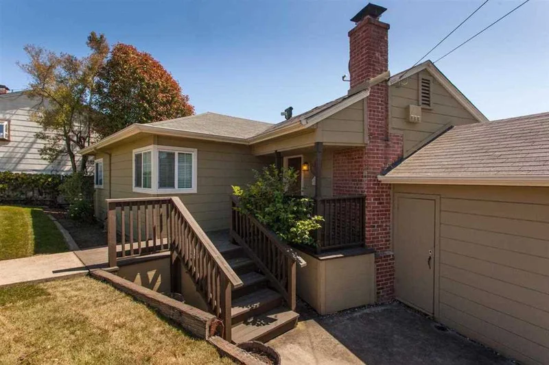 7801 Crest Ave, Oakland, CA 94605-3034