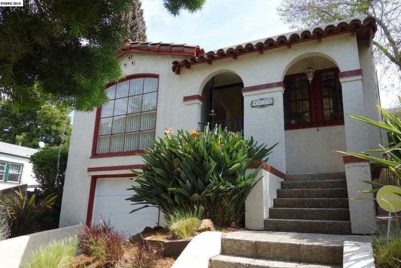 4610 Congress Ave, Oakland, CA 94601-4704