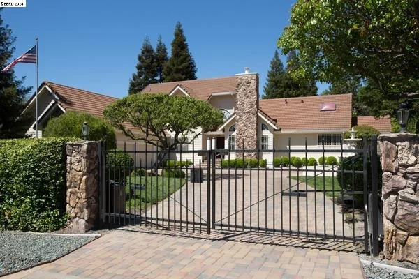 295 La Casa Via, Walnut Creek, CA 94598