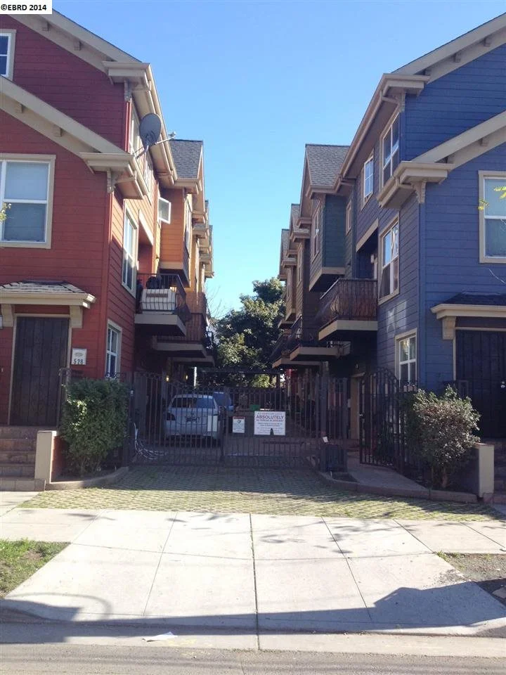 514 Henry St, Oakland, CA 94607-1232