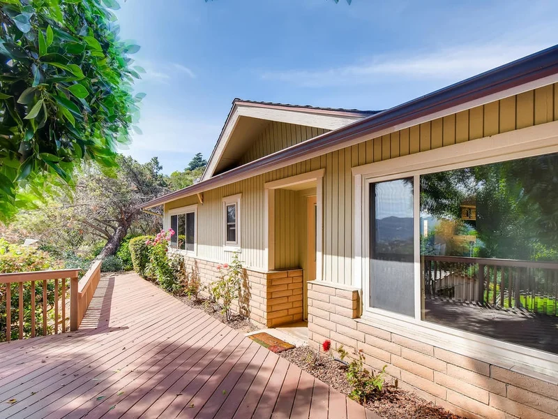 1040 Arnold Way, Alpine, CA 91901
