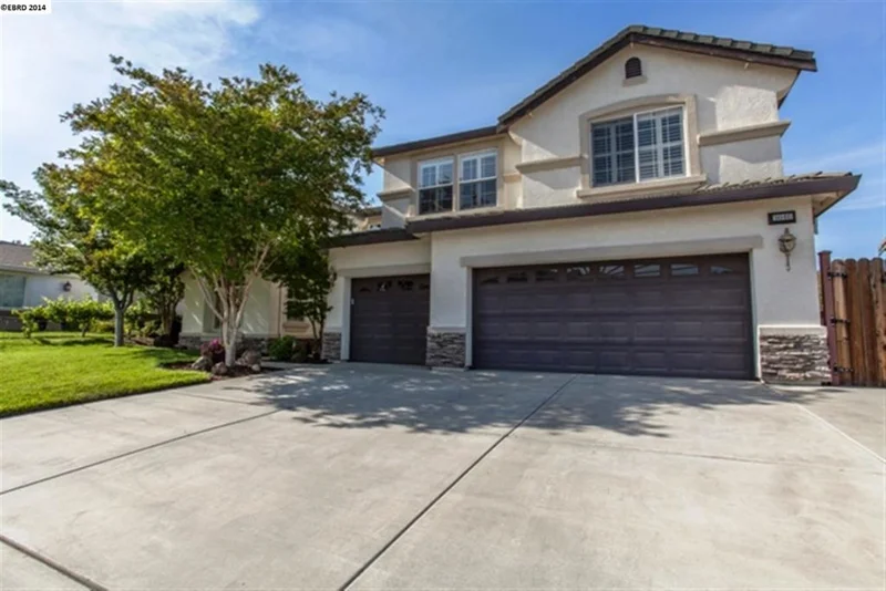 1046 Vineyard Dr, Oakley, CA 94561-3800