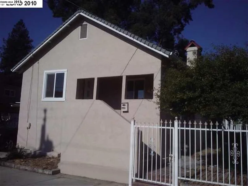 4528 Fairfax Ave, Oakland, CA 94601-4806