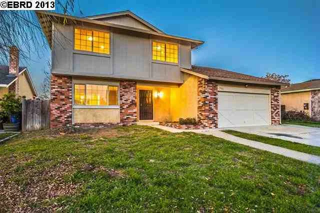 900 Almond Dr, Oakley, CA 94561-2109