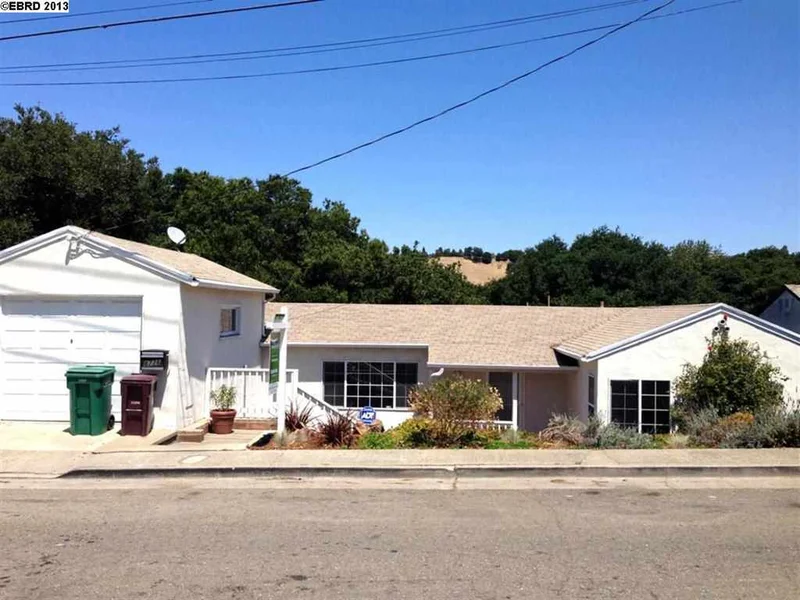 8726 Seneca St, Oakland, CA 94605-4012