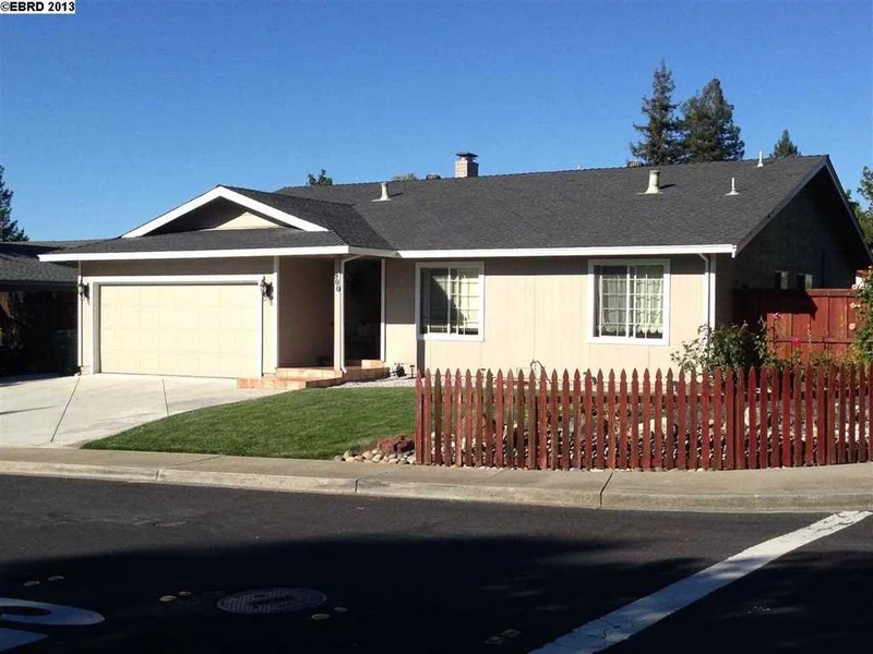900 Helix Dr, Concord, CA 94518-3447