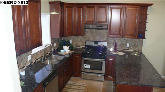 911 Buchanan St, Albany, CA 94706-1520