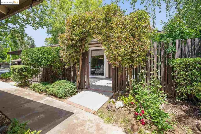 5492 Roundtree Dr A, Concord, CA 94521