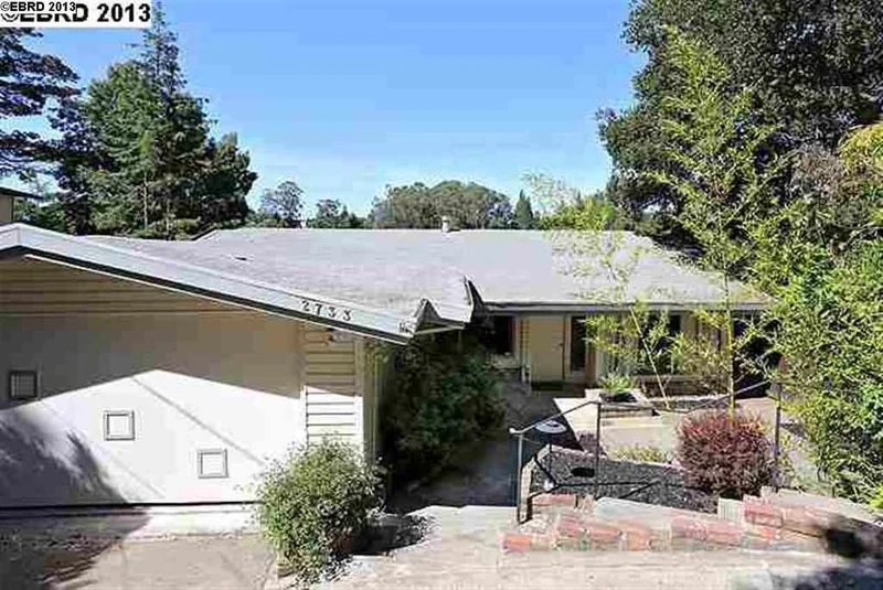 2733 Las Aromas, Oakland, CA 94611-3015