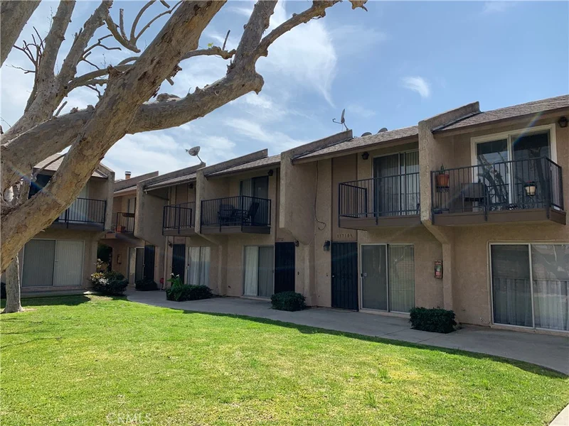 11710 1/2 215th, Lakewood, CA 90715