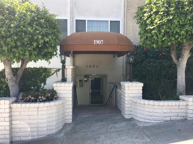 1907 Robinson #206, San Diego, CA 92104