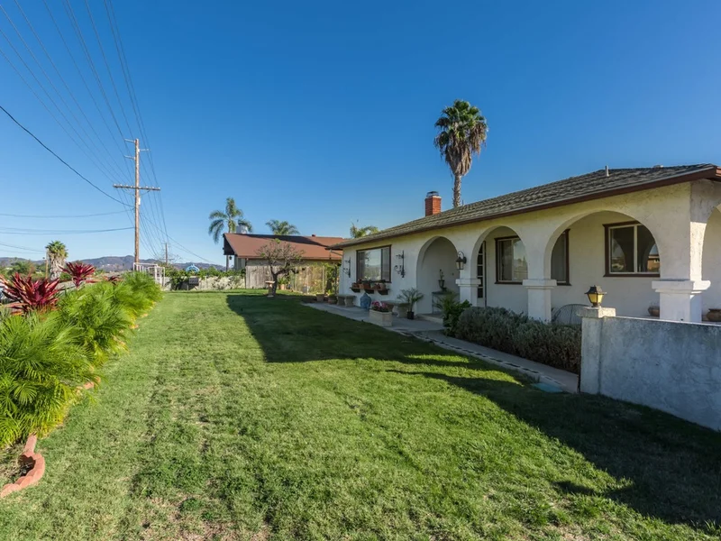 865 Grapevine Rd, Vista, CA 92083