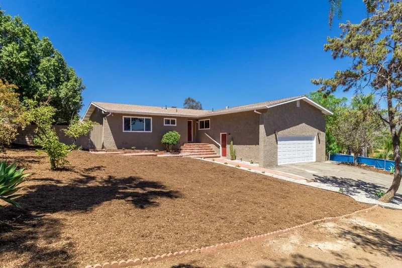 1223 Clarence Dr, Vista, CA 92084
