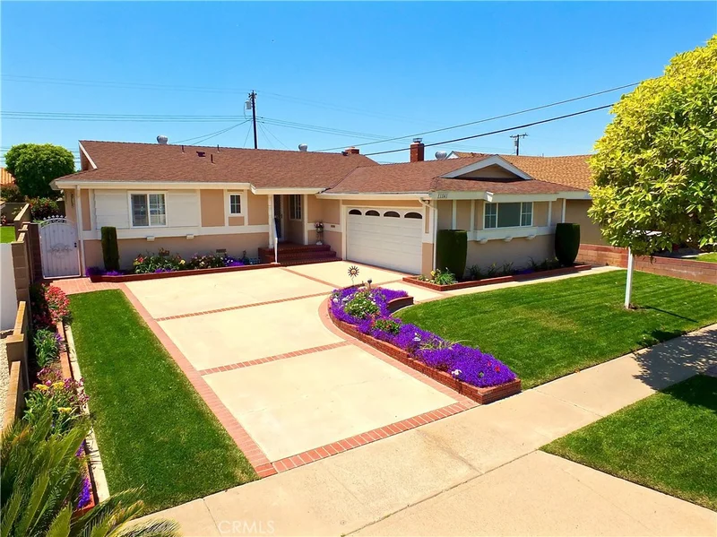 11841 Pine, Los Alamitos, CA 90720