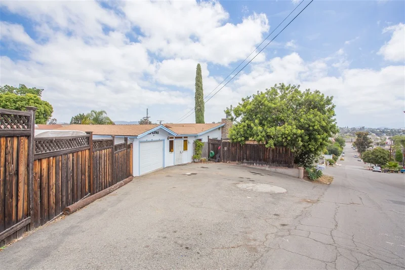 411 Hawthorne, Fallbrook, CA 92028