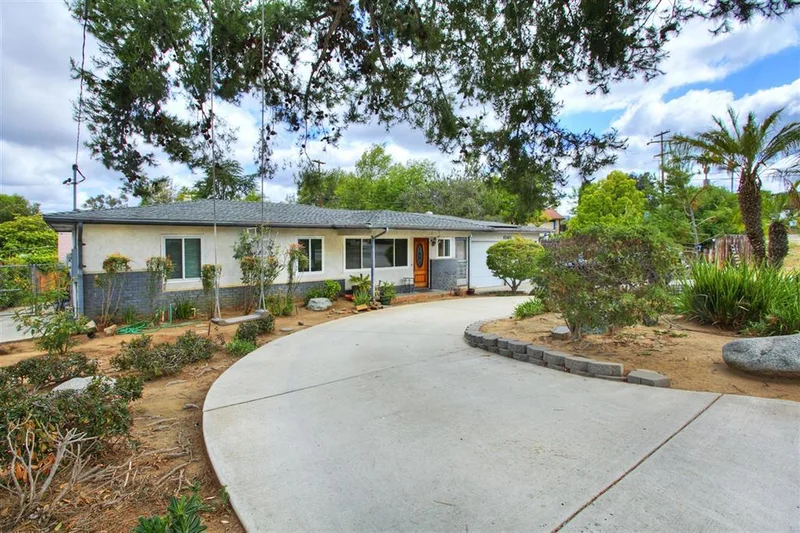 1040 Crescent Drive, Vista, CA 92084