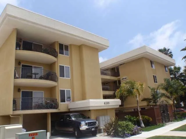 4205 Lamont #15, San Diego, CA 92109