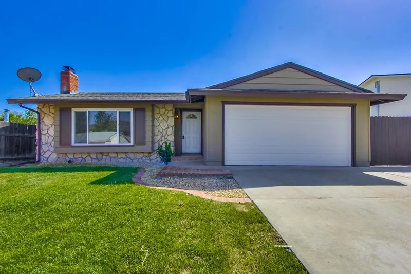 10133 Pinewood View, Santee, CA 92071