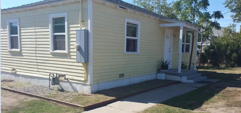 8881 Valencia St, Spring Valley, CA 91977