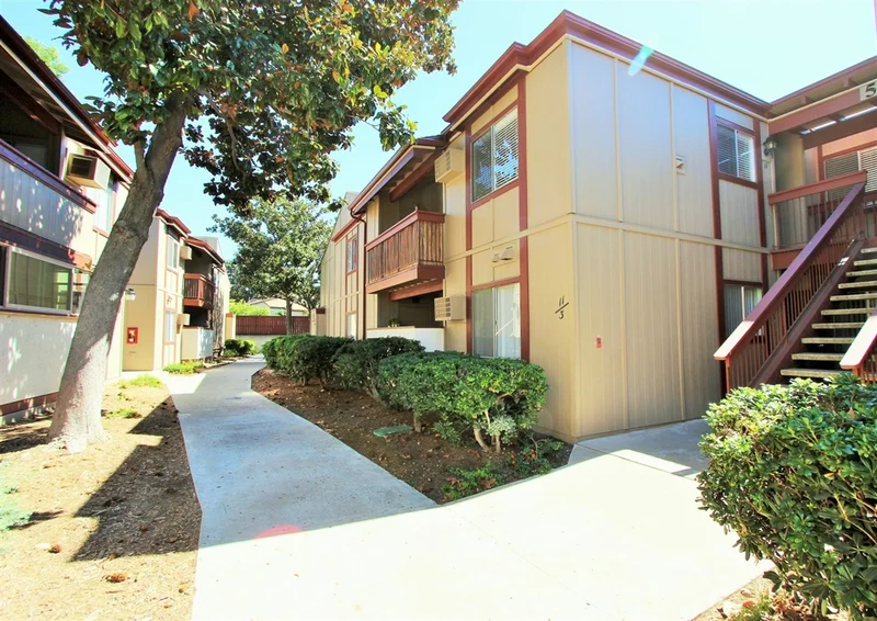 5513 Adobe Falls Rd. #11, San Diego, CA 92120