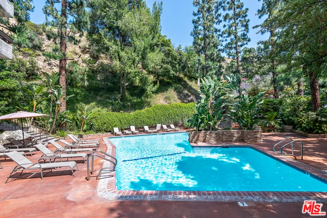 2700 Cahuenga #4121, Los Angeles, CA 90068