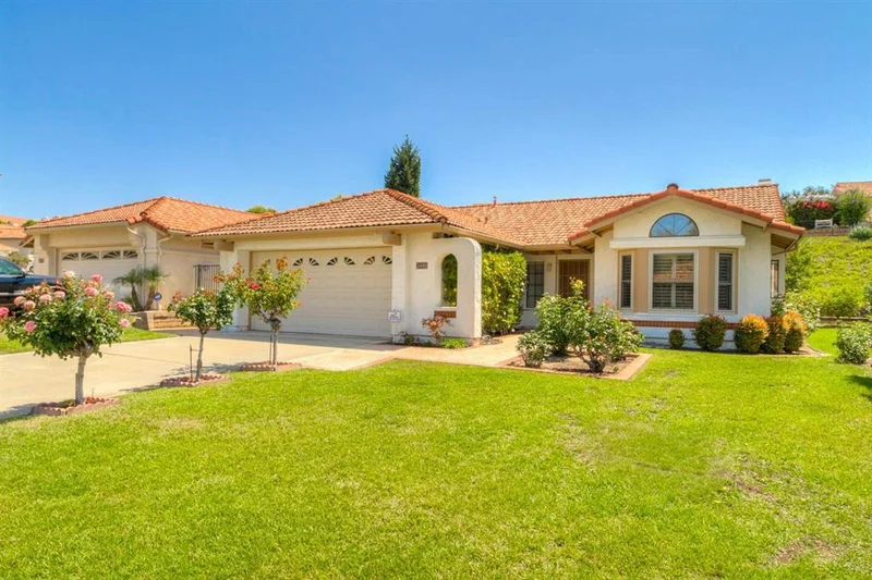 2695 Magellan Ln, Vista, CA 92081