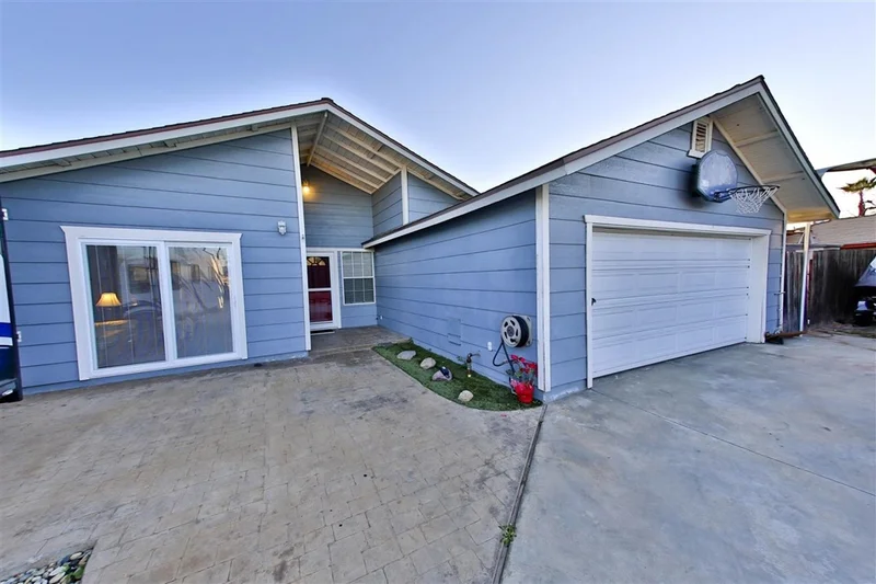 10121 Buena Vista, Santee, CA 92071