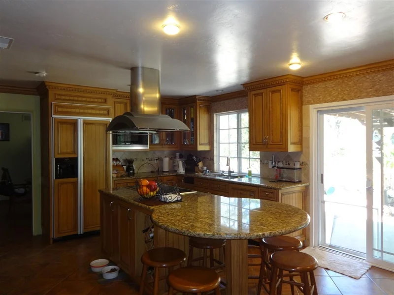 410 Marlynn Ct., Escondido, CA 92025
