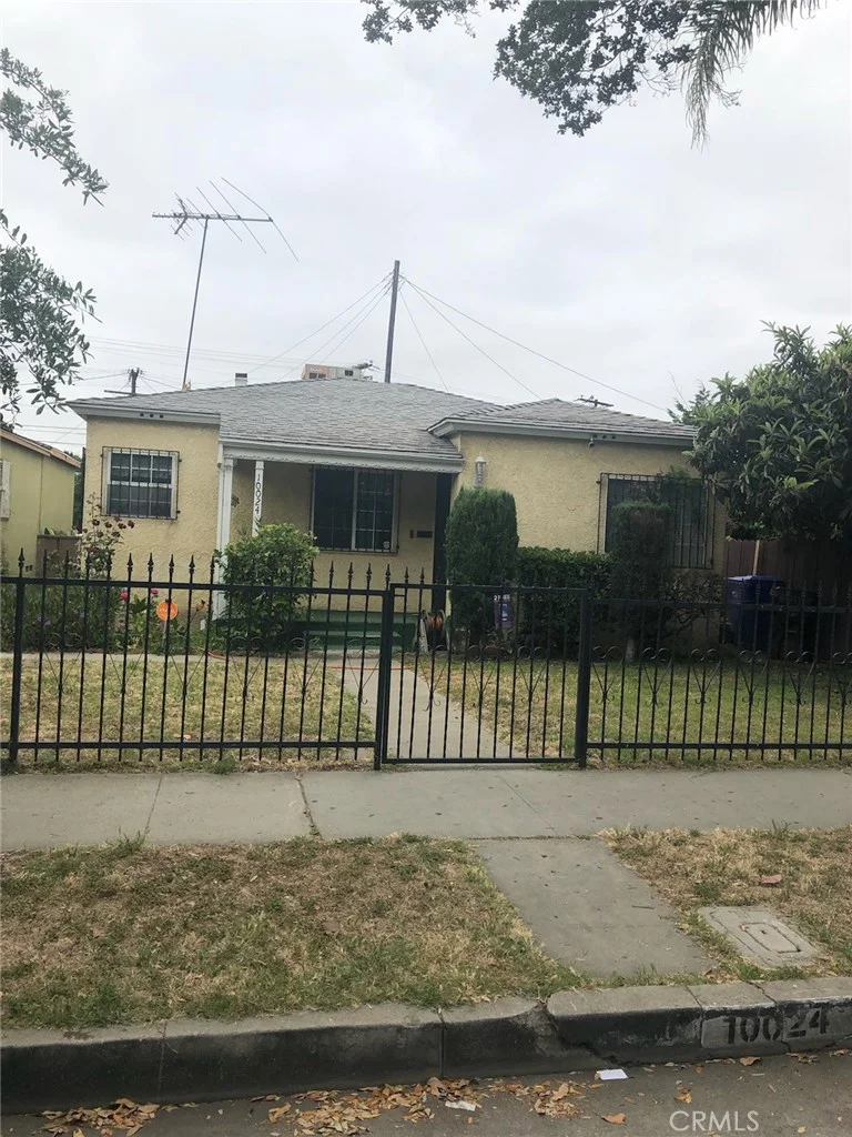 10024 Capistrano, South Gate, CA 90280