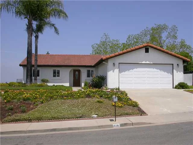 225 Hawthorne Circle, Vista, CA 92083