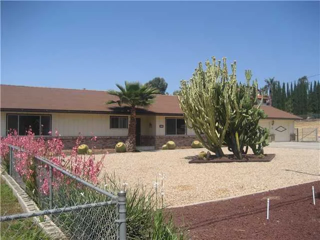 1025 La Rueda Drive, Vista, CA 92084