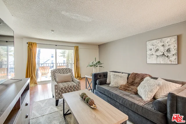 433 Manhattan #101, Los Angeles, CA 90020