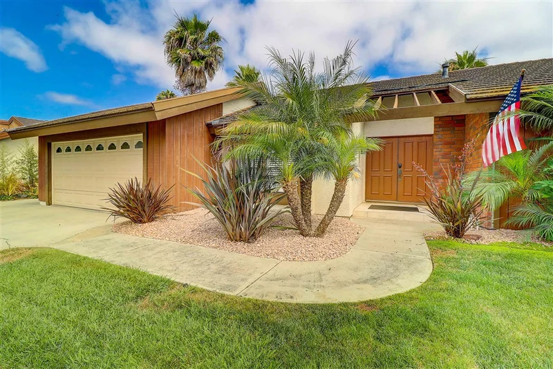 1018 Silver Stallion Dr, Vista, CA 92081