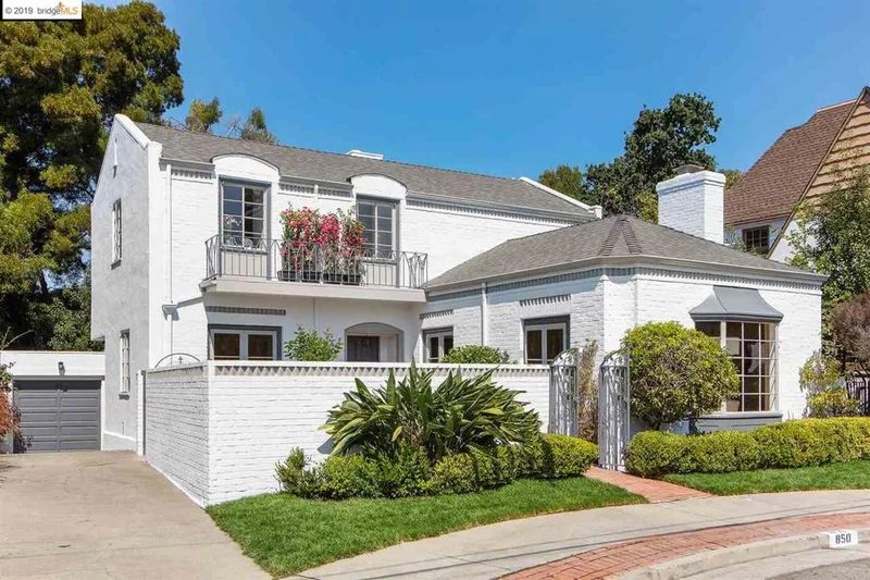 850 Paramount Rd, Oakland, CA 94610