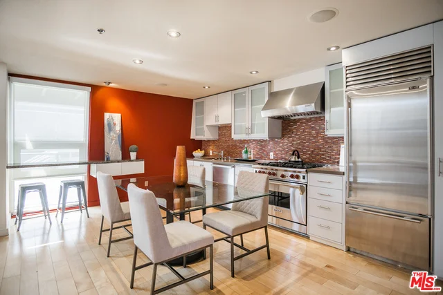 615 Hampton #B302, Venice, CA 90291
