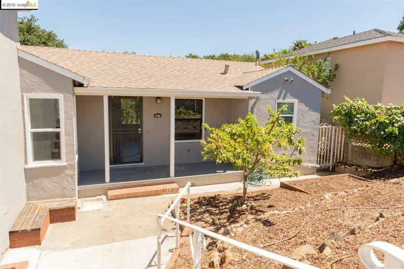 8732 Seneca St, Oakland, CA 94605