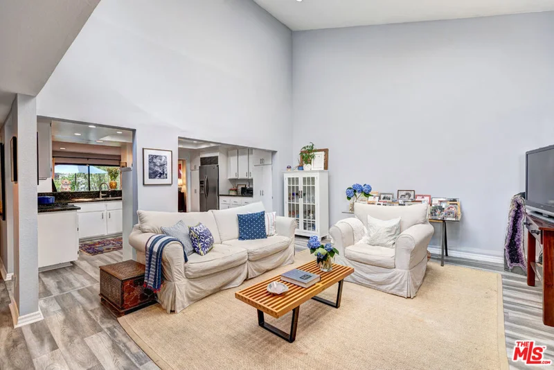 2531 Almaden, Los Angeles, CA 90077