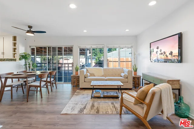 7732 Chimineas, Reseda, CA 91335