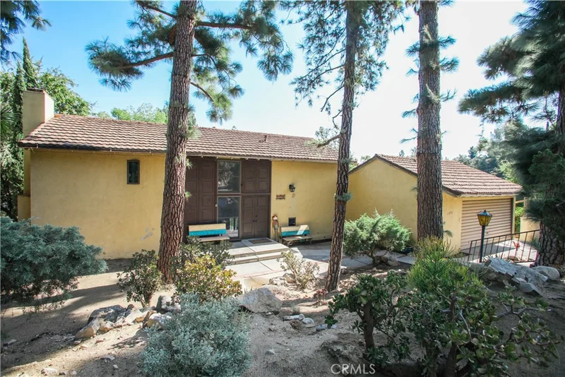 1894 Foothill, La Canada Flintridge, CA 91011