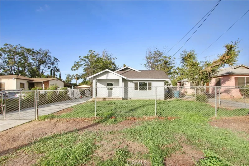 2751 Iris, Riverside, CA 92507