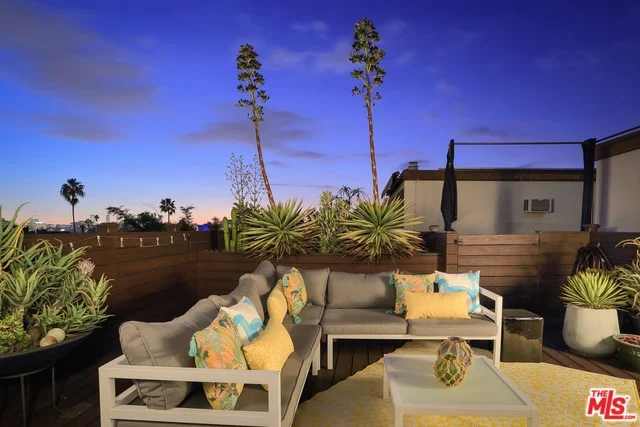851 Kings #304, West Hollywood, CA 90069
