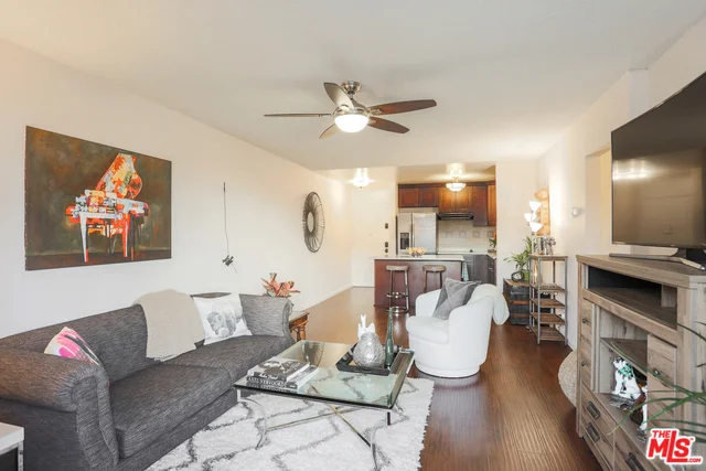 425 Kenmore #210, Los Angeles, CA 90020